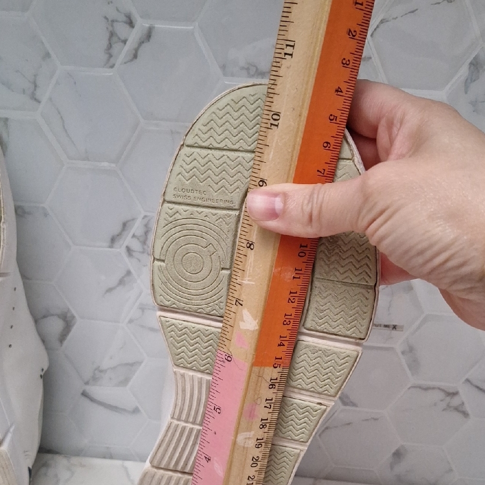 On Running The Roger Advantage White Leather Trainer Running Shoes Womens Size 7 - Picture 13 of 15